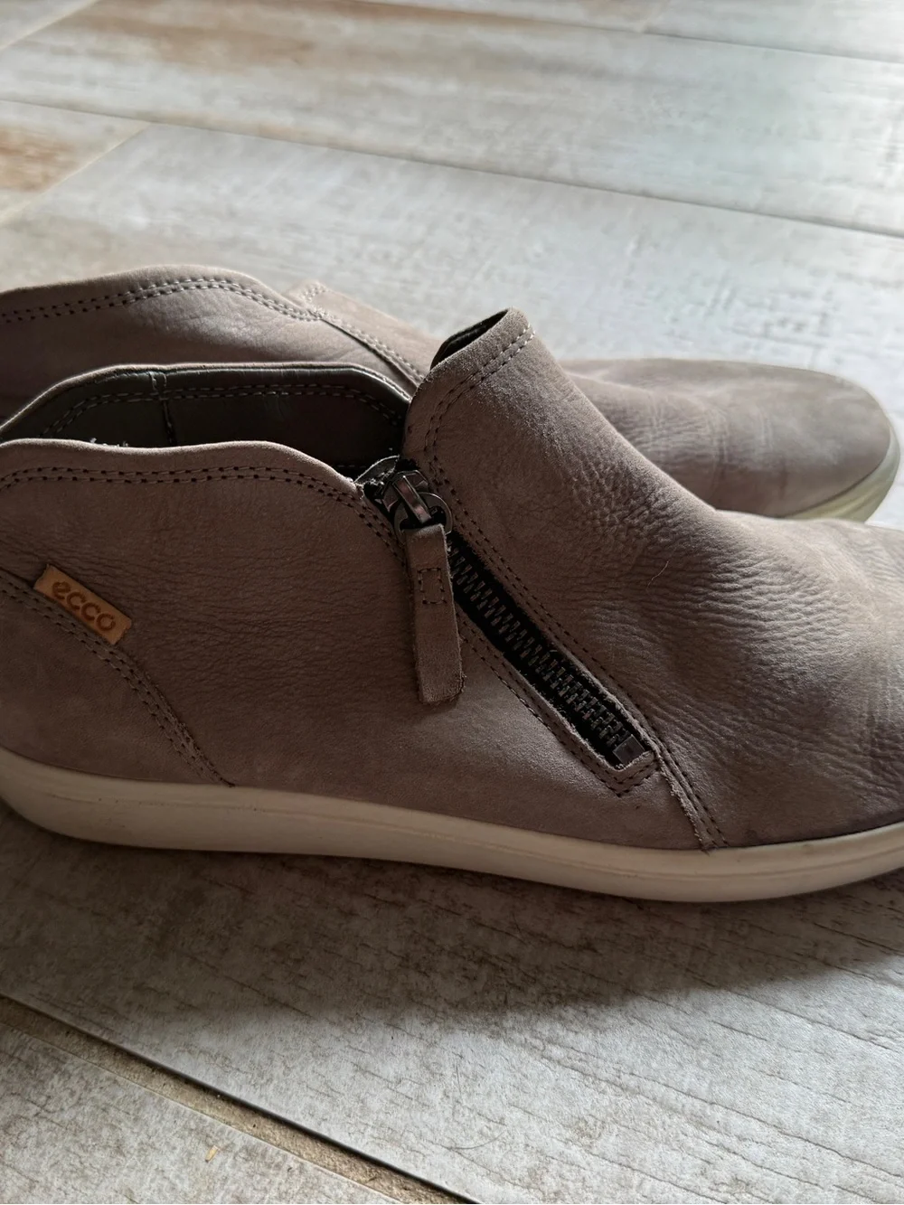 ECCO Women's Nubuck Side-Zip Bootie